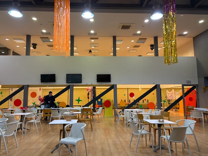 Comedor decorado con guirnaldas para la fiesta