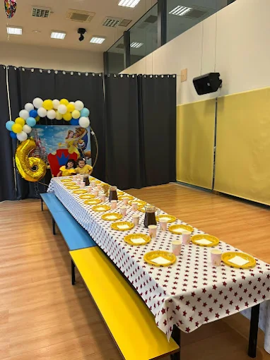 Mesa de cumpleaños montada con globos