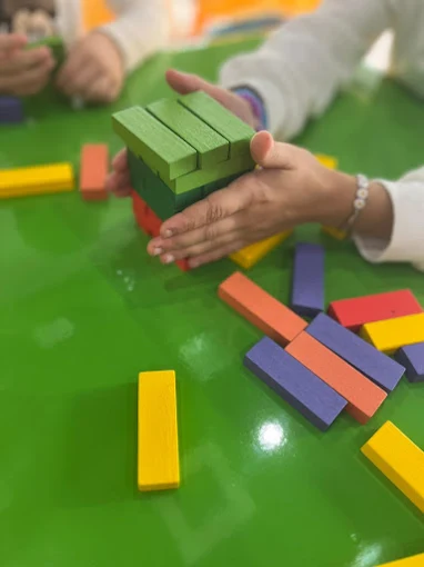 Niños jugando con bloques de construcción