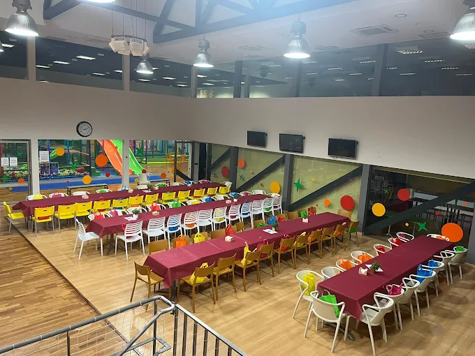 Vista general del salón de celebraciones desde la mezzanina