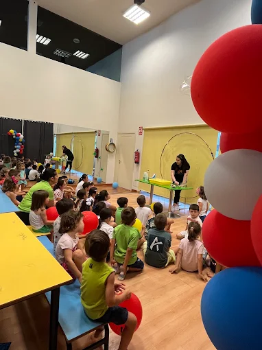 Niños disfrutando de la animación con globos