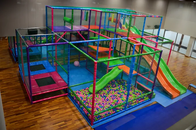 Estructura del parque infantil con toboganes y piscina de bolas