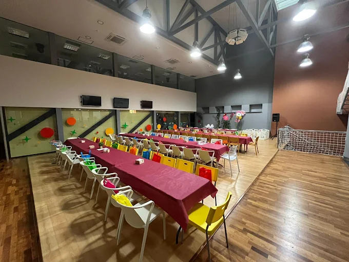 Salón de fiestas decorado con guirnaldas de colores